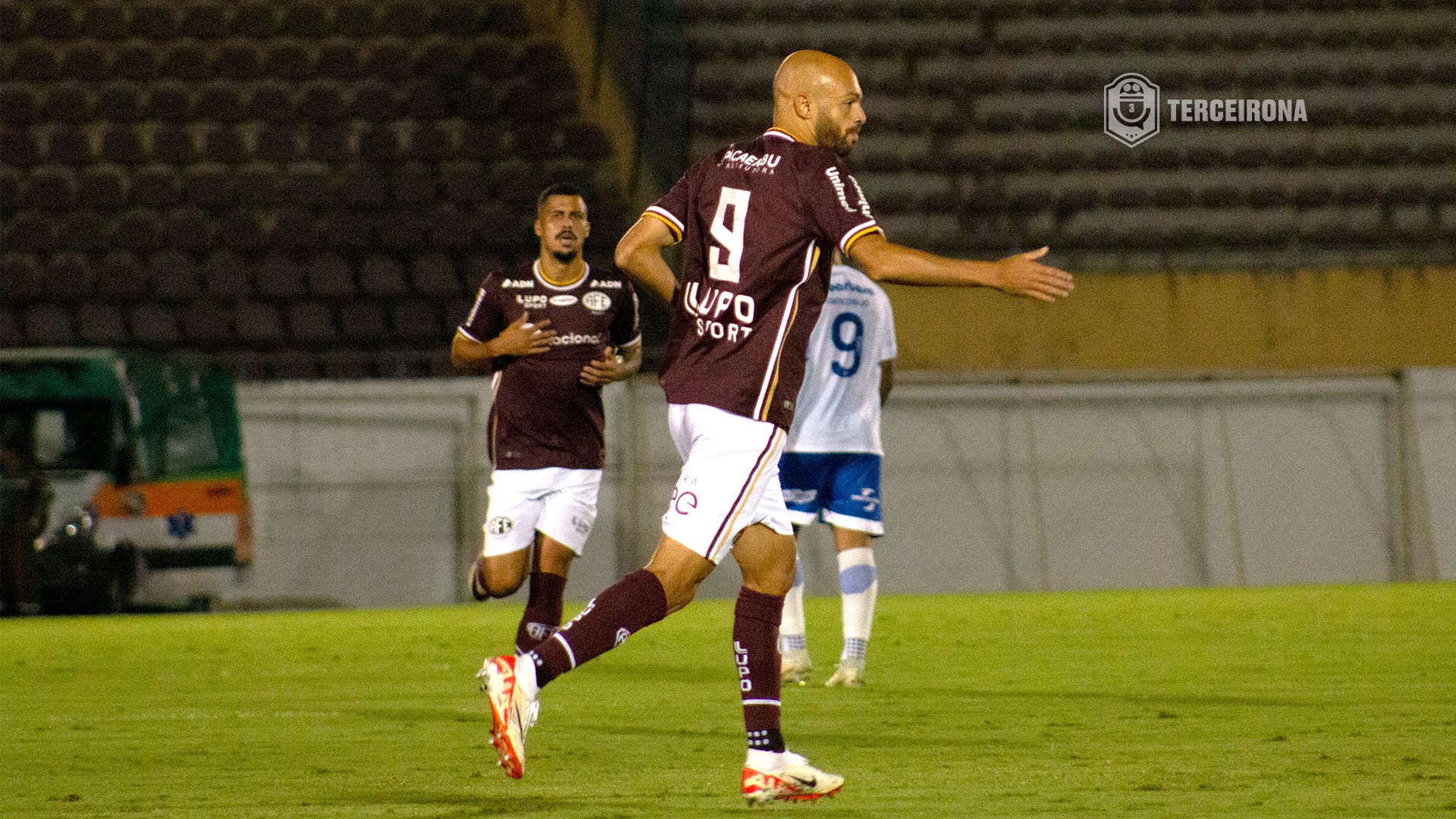 Carlão decide de novo e Ferroviária vence o Figueirense