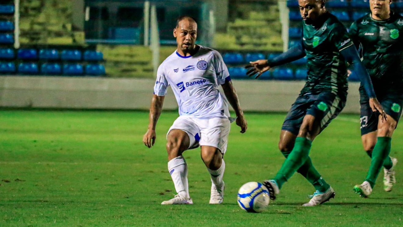 Com três jogadores expulsos, Confiança é derrotado pelo lanterna Floresta