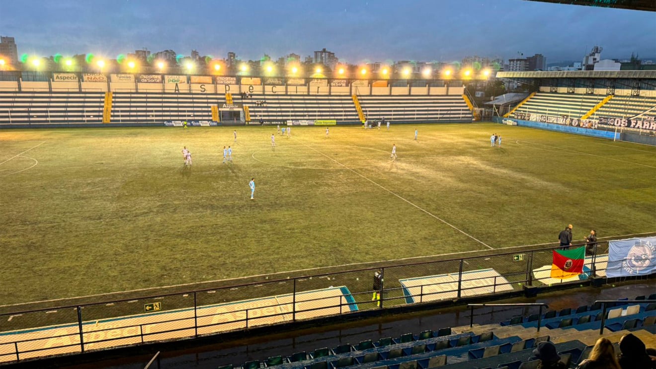 Com campo encharcado Londrina vence São José