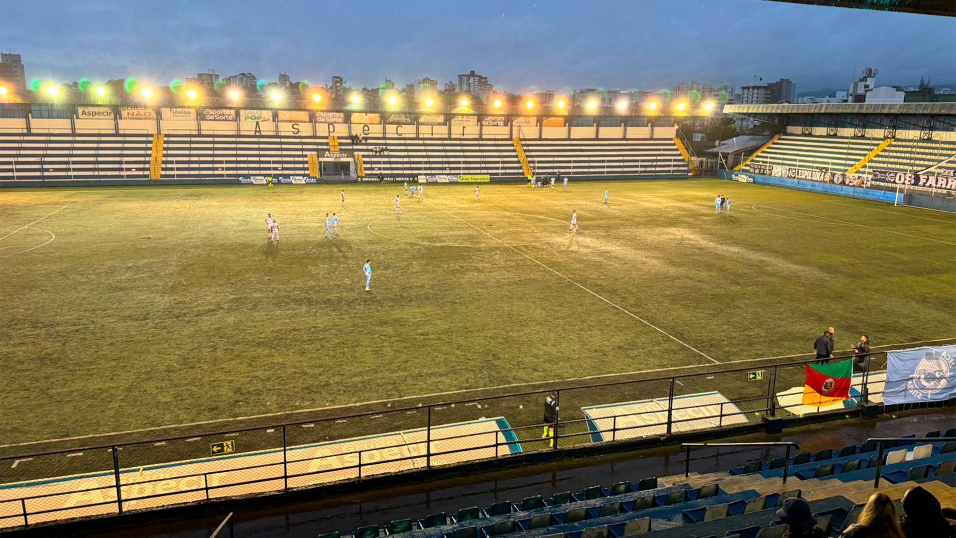 Com campo encharcado Londrina vence São José