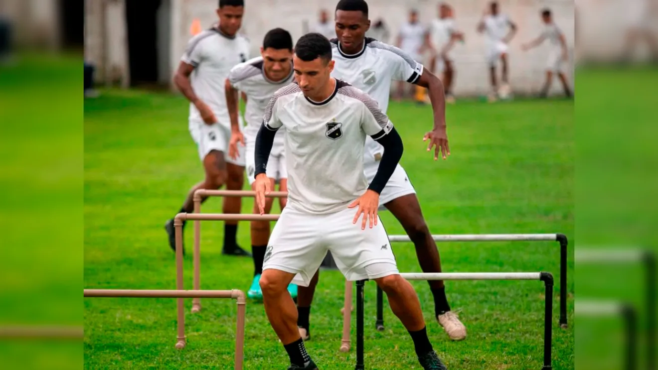 Roberto Fonseca tem problemas e soluções para jogo contra o CSA 